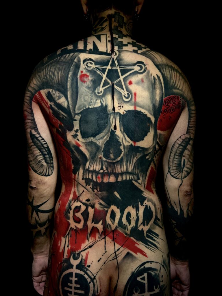 Tatuaggio trash polka di Lenny Fastidio, teschio con corna e scritta BLOOD sulla schiena