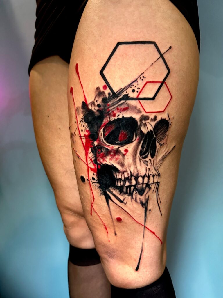 Tatuaggio di Lenny Fastidio, teschio con esagoni geometrici sul braccio