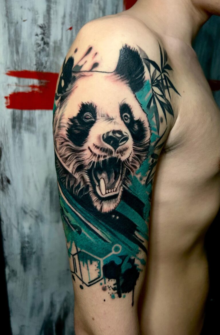 Tatuaggio di Lenny Fastidio, panda ruggente sul braccio