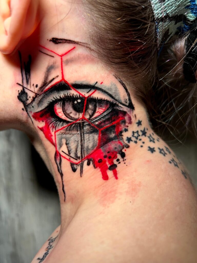 Tatuaggio di Lenny Fastidio, occhio con geometrie sul collo