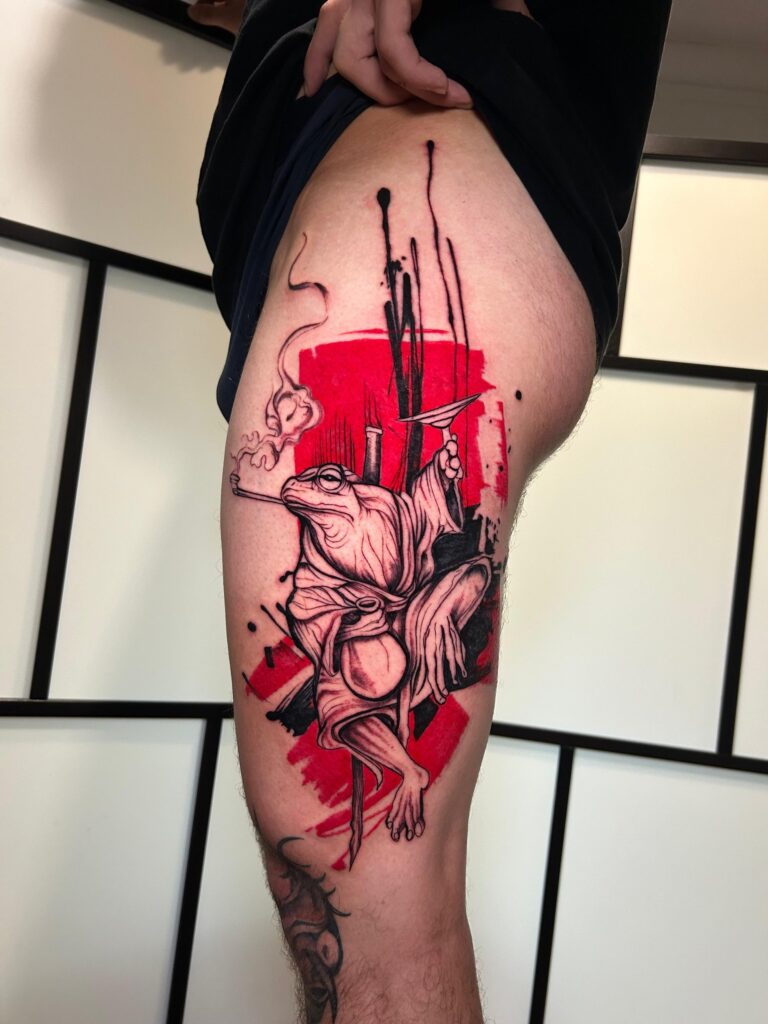 Tatuaggio di Lenny Fastidio, figure in composizione rossa e nera sul braccio