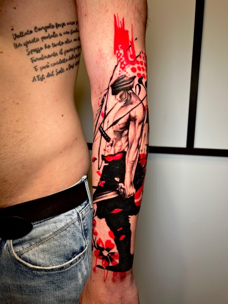 Tatuaggio di Lenny Fastidio, composizione con figura e scritta sul fianco