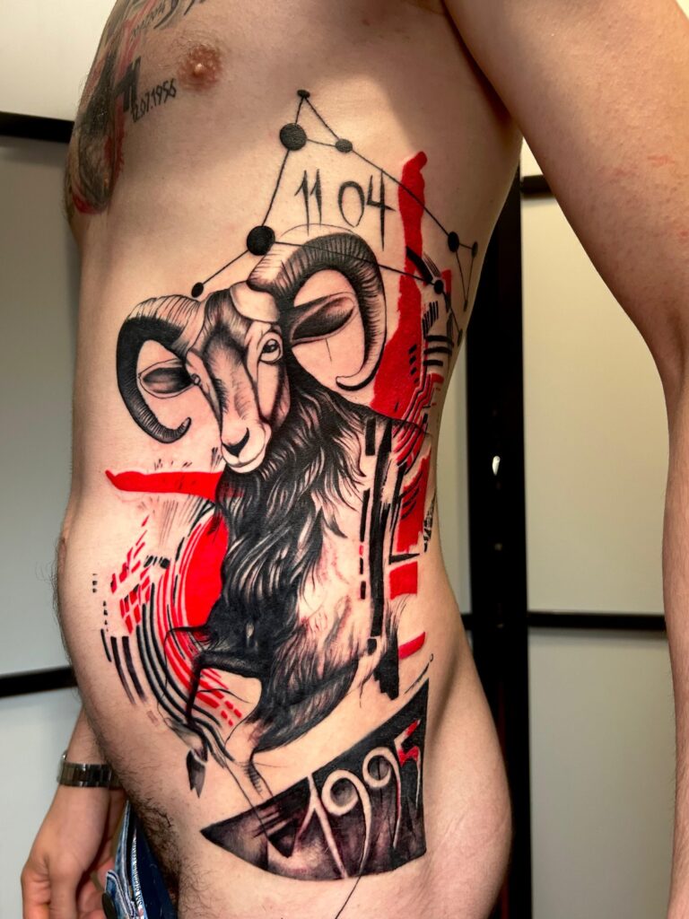 Tatuaggio di Lenny Fastidio, testa di ariete sul costato