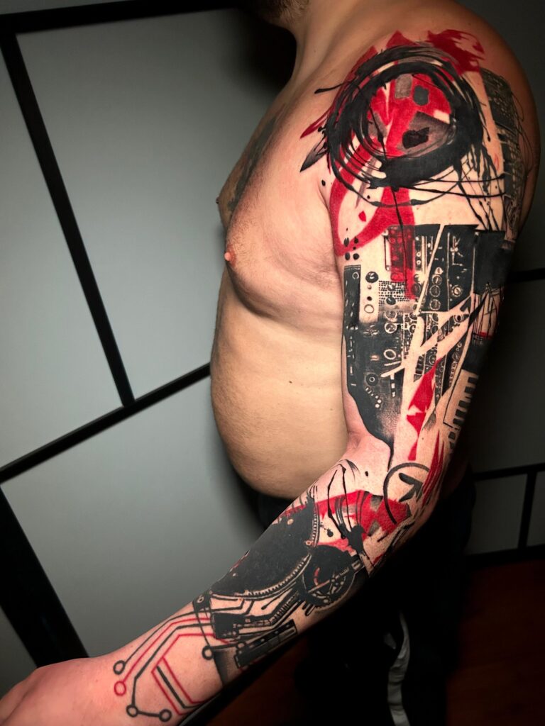 Tatuaggio di Lenny Fastidio, manica completa con composizione grafica sul braccio