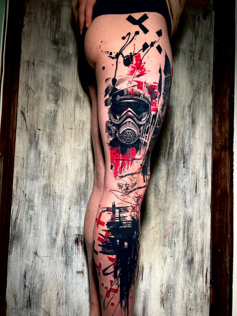 Tatuaggio di Lenny Fastidio, maschera antigas e composizione sulla gamba