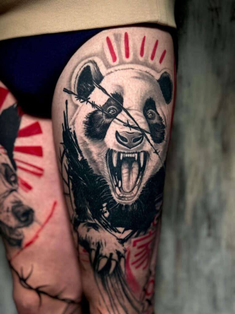 Tatuaggio di Lenny Fastidio, panda con raggi sulla coscia
