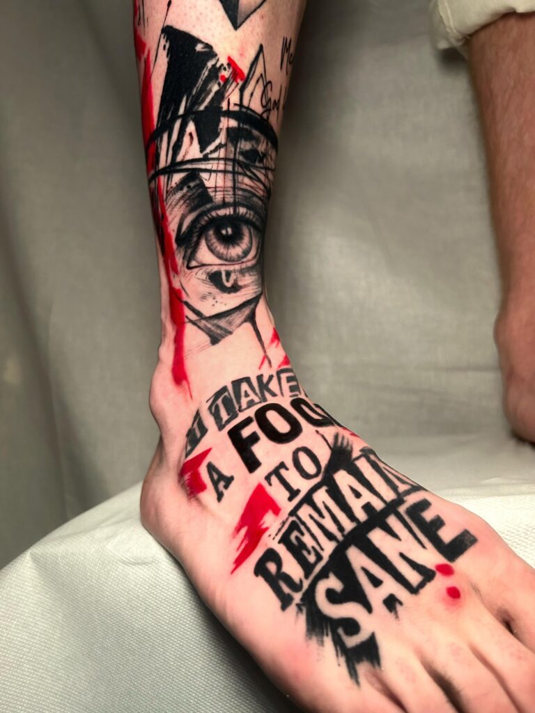 Tatuaggio di Lenny Fastidio, occhio e lettering sul piede