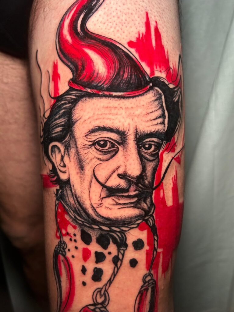 Tatuaggio di Lenny Fastidio, ritratto di Salvador Dalí sul braccio